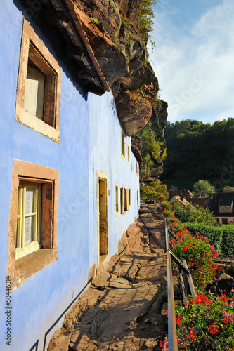 Fotografie The blue troglodyte houses in rock face at Graufthal