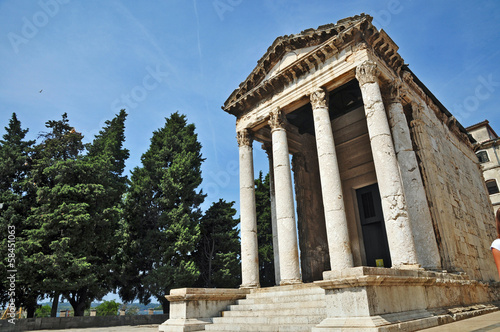 Pola, tempio di Augusto photo