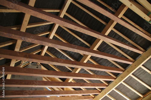 intérieur de maison en construction - charpente et solivage