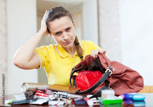 Fotografia beautiful woman can not finding anything