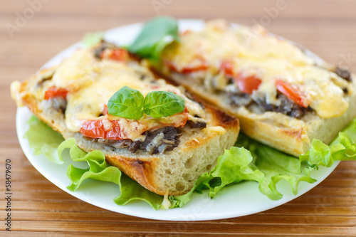 bruschetta with mushrooms and cheese
