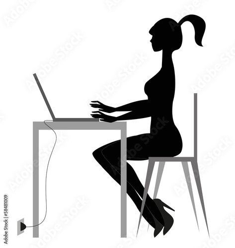 silhouettte femminile seduta alla scrivania davanti al computer