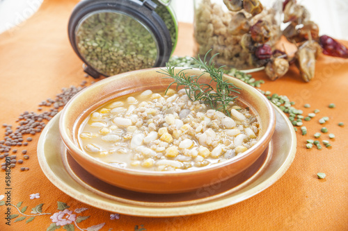 Minestra di legumi e cereali