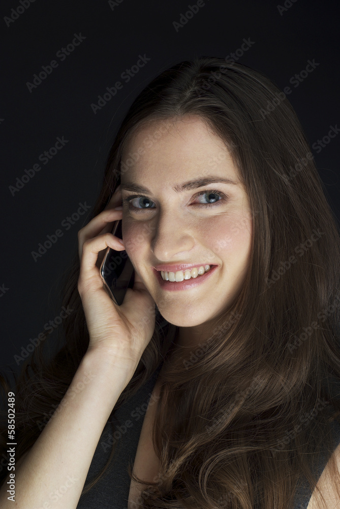Junge Schülerin mit einem Handy Junge Schülerin mit einem Handy