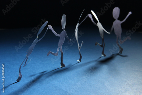 фотографія Paper people in social network concept on dark background