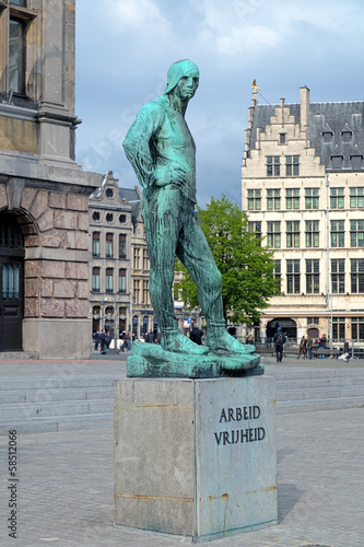 Obraz na płótnie Statue of dock labourer near the Antwerp City Hall, Belgium w salonie