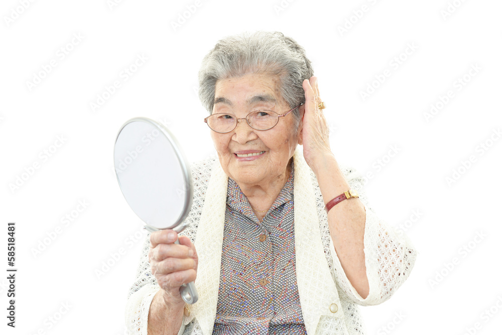 おしゃれをする高齢者