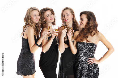 Grupa seksownych młodych kobiet wznosi toast szampanem