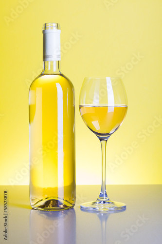 Bottle and glass of white wine © Szasz-Fabian Jozsef