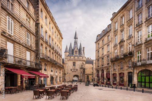 Place du Palais et la porte Cailhau à Bordeaux, Gironde, Nouvelle-Aquitaine, France photo