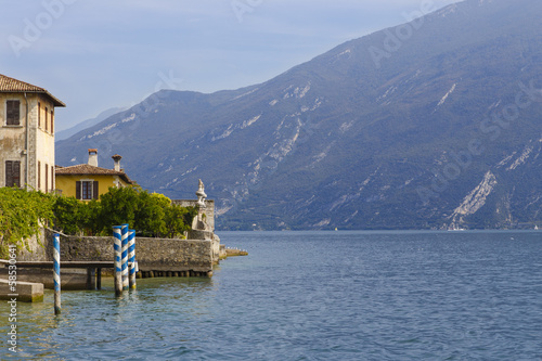 Ein Haus mit Anlegestelle am Ufer des Gardasee bei Limone sul Garda in Italien