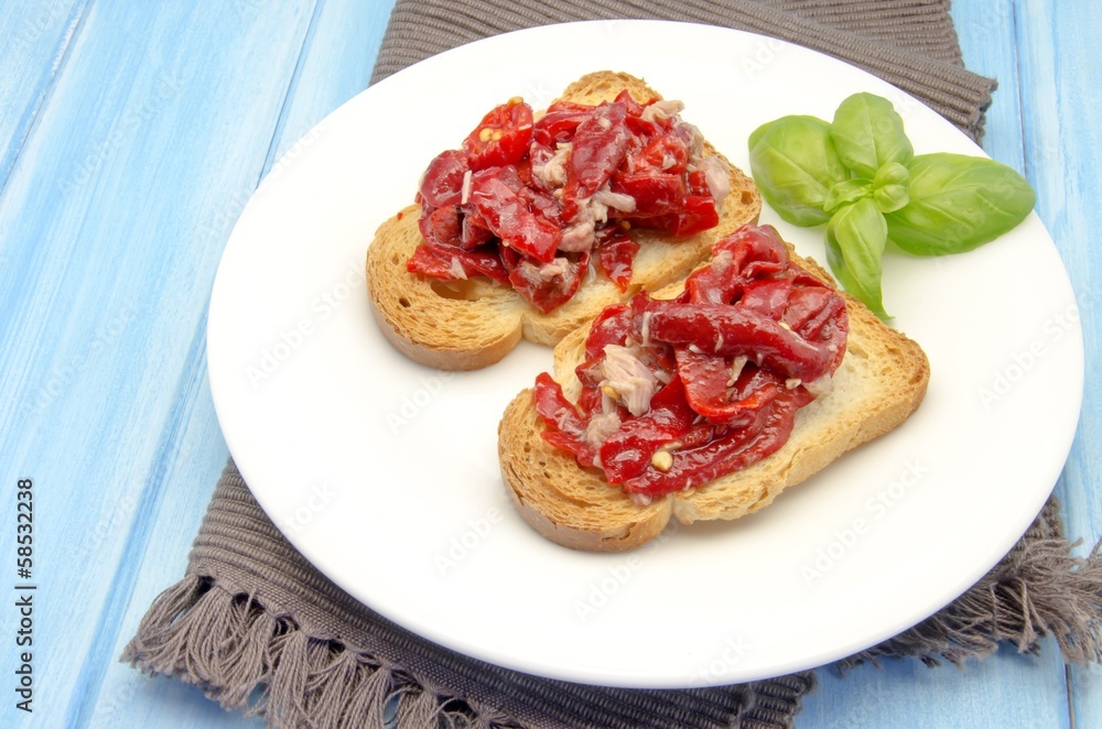Tostadas con ensalada de pimiento rojo y atun Tostadas con ensalada de pimiento rojo y atun