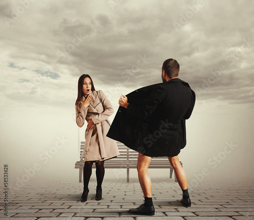 Fotografie woman looking at exhibitionist in the street