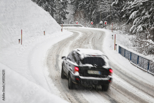 фотографія Road during snowfall