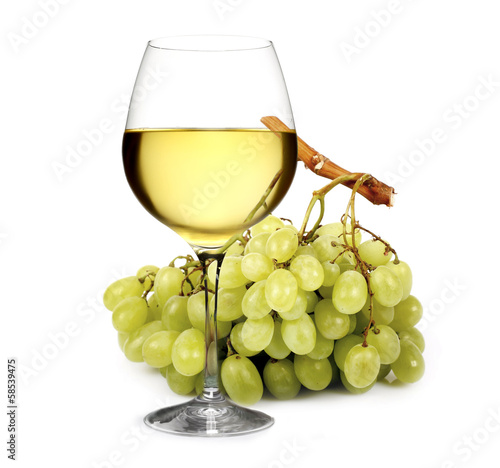 vino bianco con grappolo di uva photo