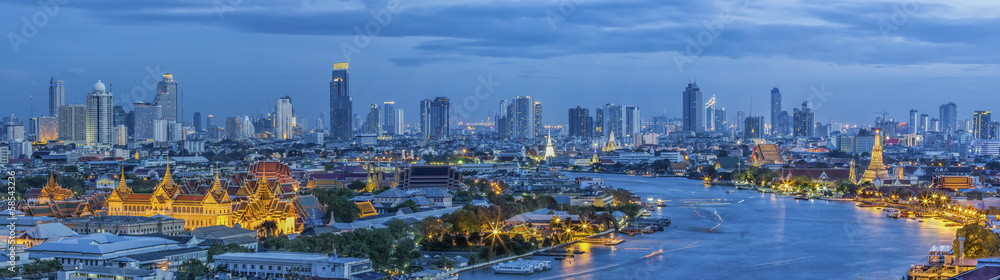 Obraz premium Wielki pałac o zmierzchu w Bangkoku między festiwalem Loykratong