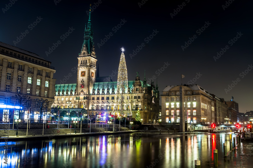 Naklejka premium Christmas illuminations at Rathaus square in Hamburg, Germany