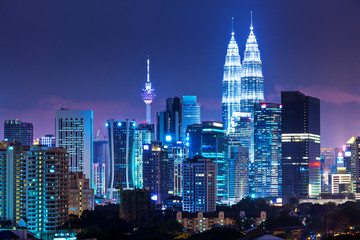 Tableau sur plexiglas Kuala Lumpur Kuala Lumpur illuminée sous le ciel nocturne  © leungchopan