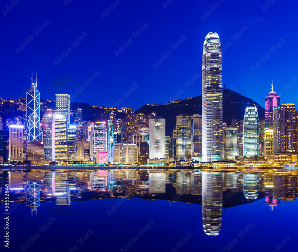 Naklejka premium Hong Kong skyline at night