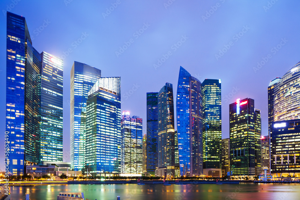 Fototapeta premium Miejski pejzaż miejski w Singapur przy nocą