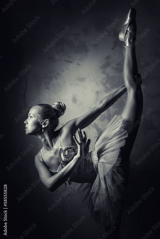 Naklejka premium Urocza balerina, czarno-białe zdjęcie