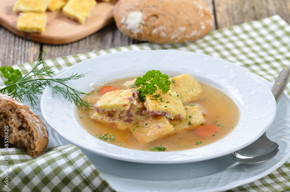 Hausgemachte Schinkenschöberlsuppe mit Vinschgerln Hausgemachte Schinkenschöberlsuppe mit Vinschgerln