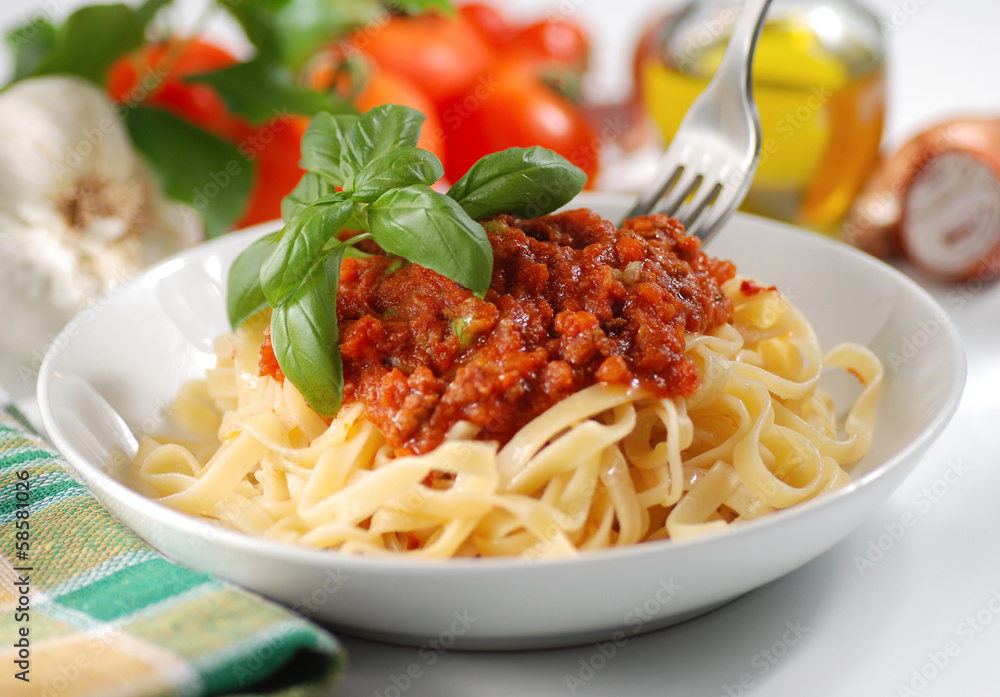 tagliatelle al ragù di carne con ingredienti