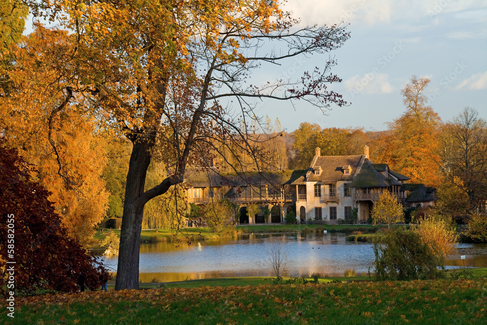 Versailles, hameau de la reine en automne Versailles, hameau de la reine en automne