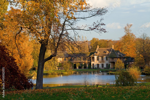 Versailles, hameau de la reine en automne