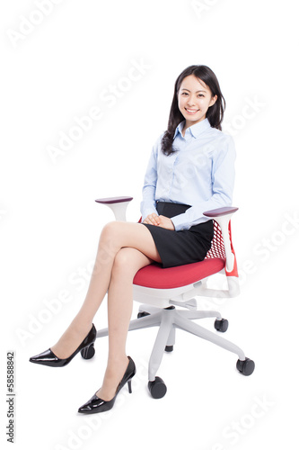 椅子に座る女性