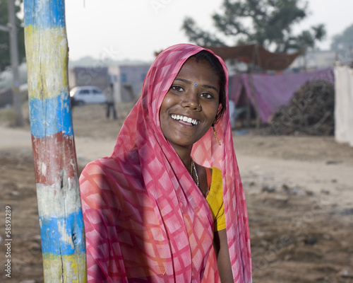 Foto smiling young woman , rural Rajasthan, India