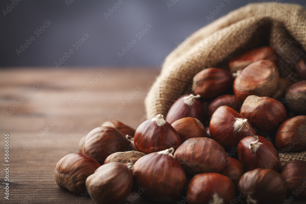 Obraz premium chestnuts in jute