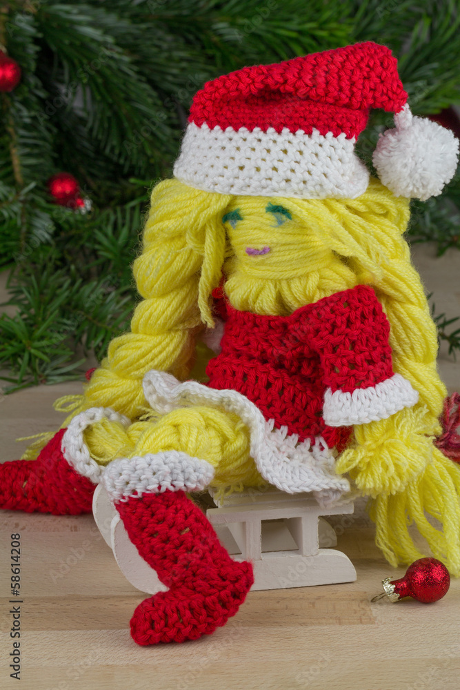 Weihnachtsstimmung - Wollpuppe sitzt auf Schlitten