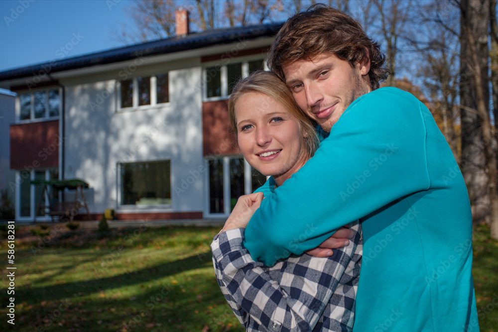 Naklejka premium Couple in front of the new house