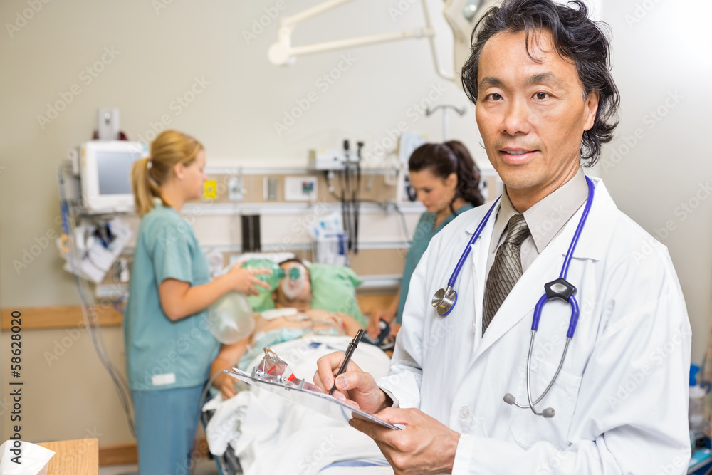 Obraz premium Doctor Holding Clipboard in Emergency