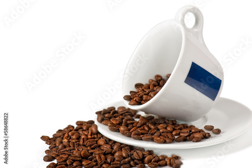 Kaffe in der Tasse mit Bohnen Aroma