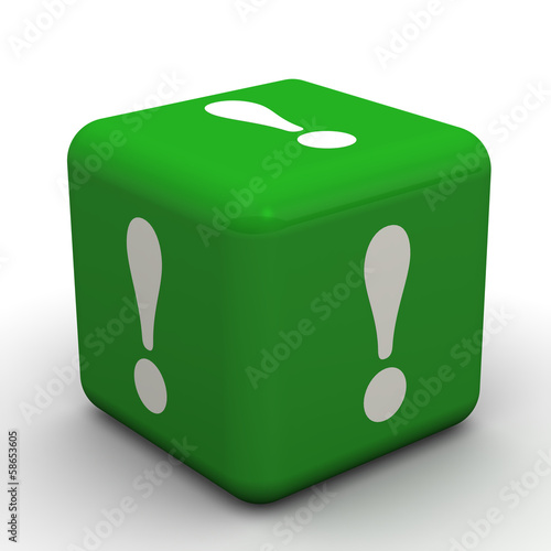 Зелёный кубик с восклицательными знаками на гранях