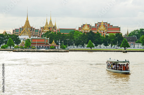 The boat leave Wat Phra Kaew and Chao Phraya River