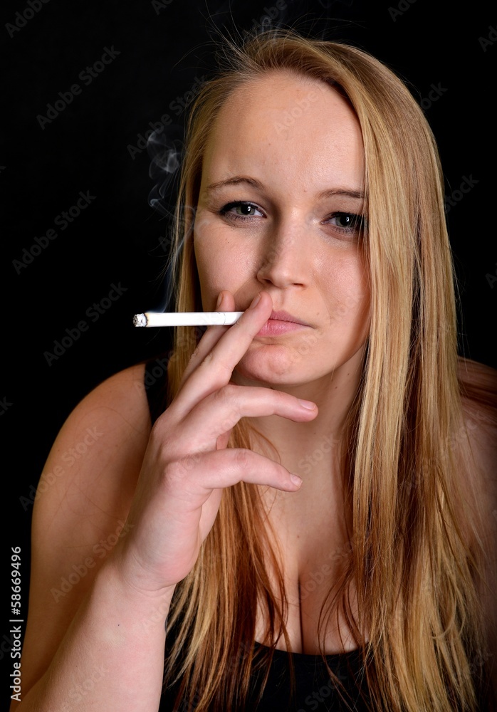 Obraz premium Smoking girl