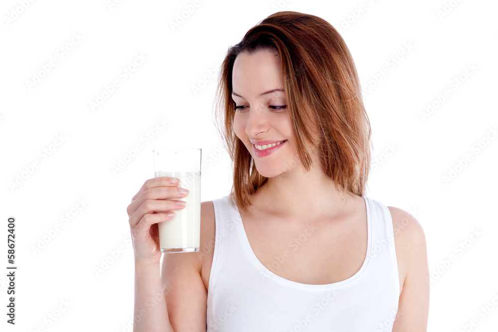 Lachende junge Frau mit einem Glas Milch in der Hand Lachende junge Frau mit einem Glas Milch in der Hand