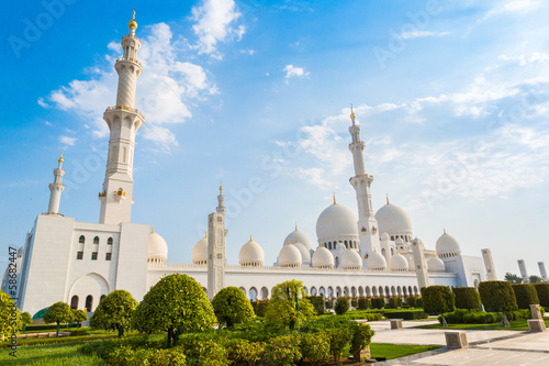 Obraz na plátně Sheikh Zayed Grand Mosque in Abu Dhabi, the capital city of Unit