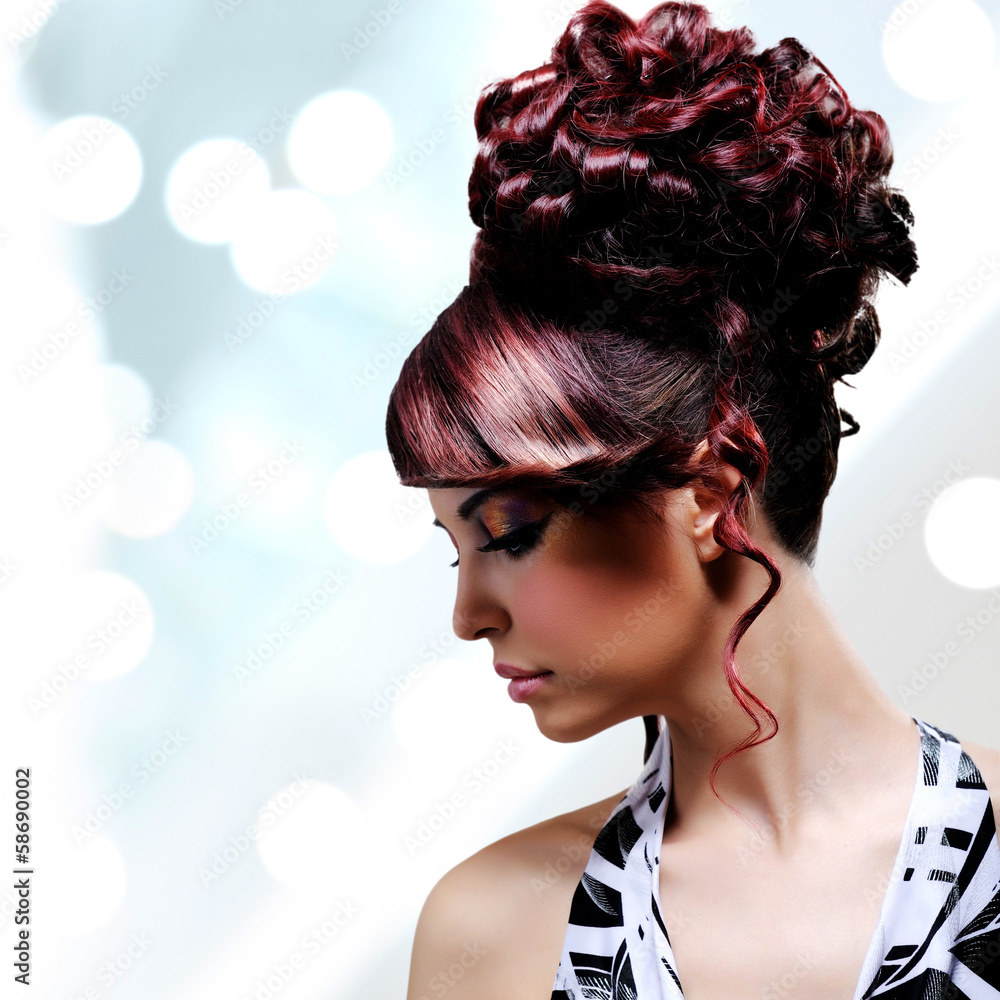 Naklejka premium Face of beautiful woman with fashion hairstyle and glamour makeu