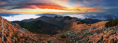 Fototapeta Naklejka Na Ścianę i Meble -  Dramatic sunset in fall mountain landscape