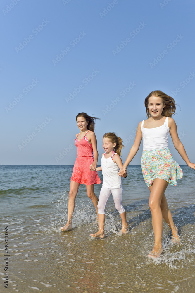 Mädchen gehen am Strand spazieren