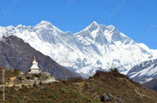 Непал, древняя ступа на фоне вершин Эвереста и Лхоцзе