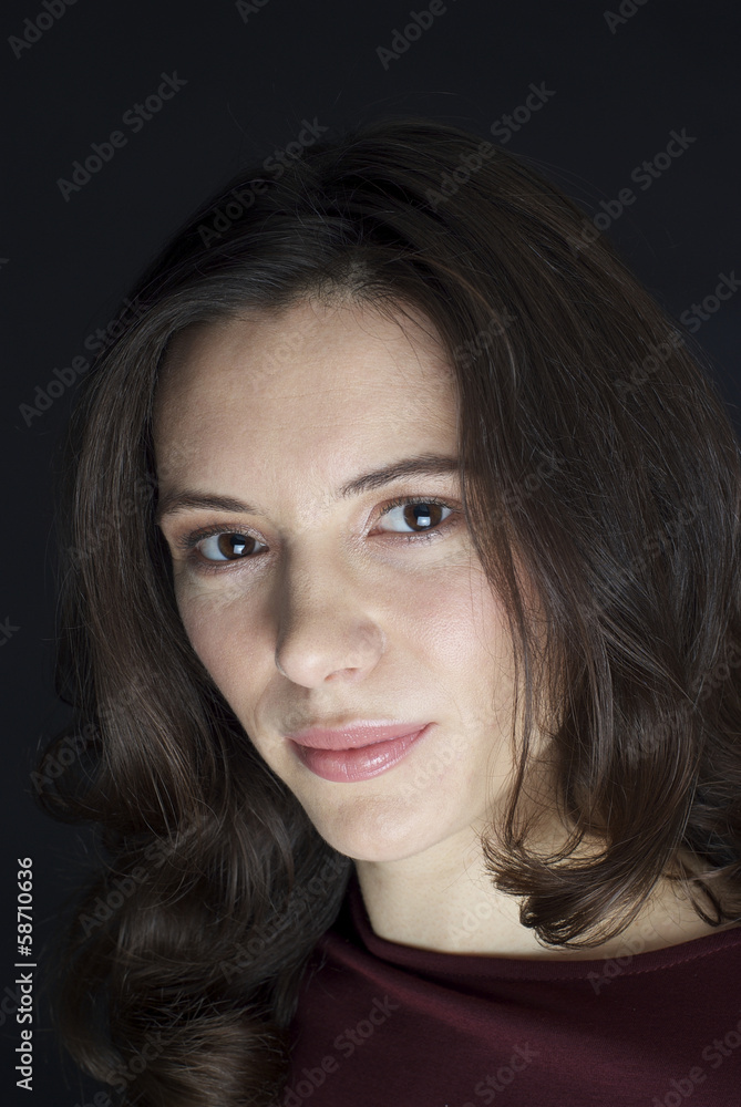 Junge Studentin mit braunen Haaren Junge Studentin mit braunen Haaren