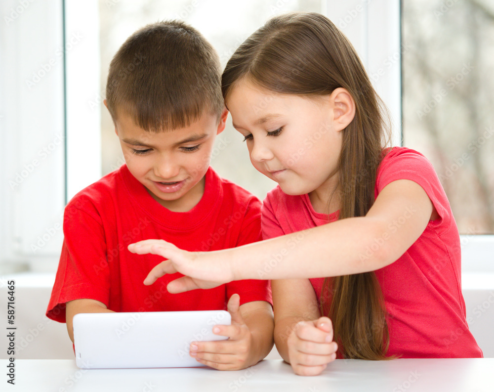 Children are using tablet