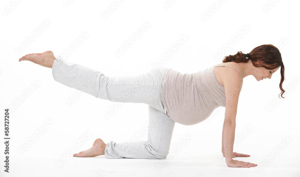 schwangere Frau praktiziert yoga