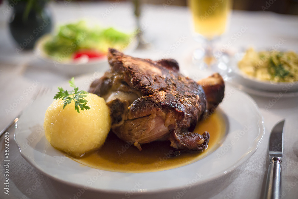 Grillhaxe mit Knödel und Biersauce Grillhaxe mit Knödel und Biersauce