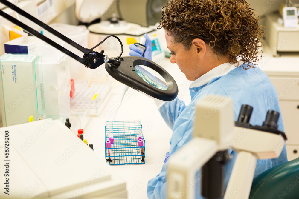 Obraz premium Researcher Working In Laboratory
